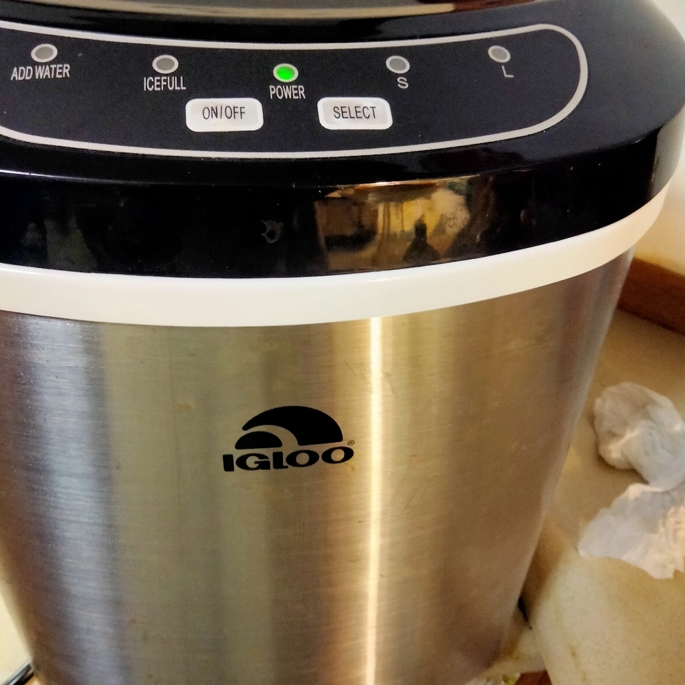 IGLOO ICE MAKER STAINLESS STEEL and Black